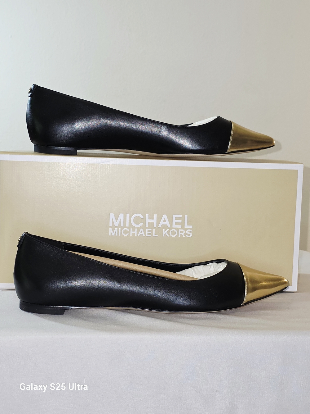 MICHAEL Michael Kors Carissa Toe Cap Leather Flat In Black/Gold Size 6.5M